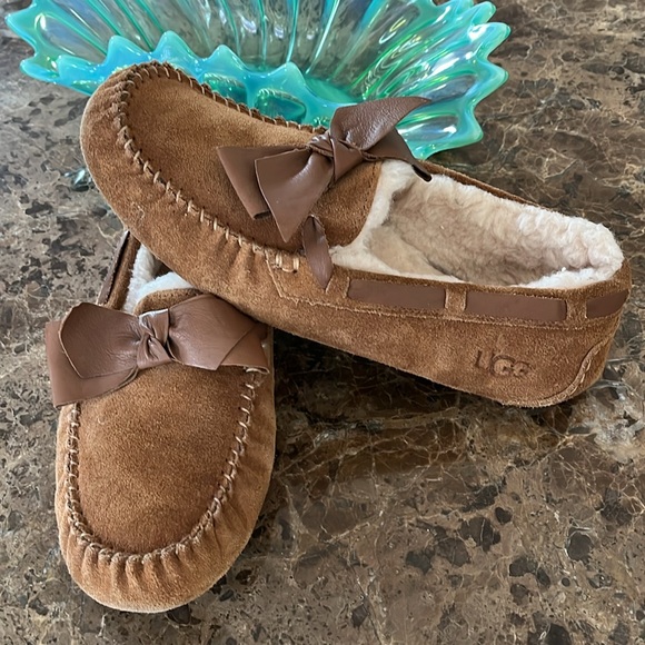 UGG Dakota Chestnut Sheepskin Leather Bow Slippers size 11 - Picture 3 of 16